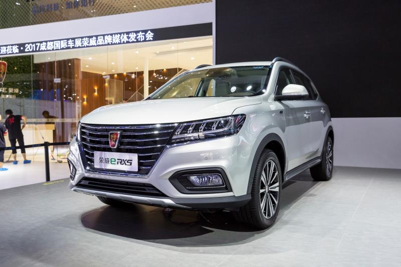 全新榮威950、榮威e950定義“高級轎車” 成都車展亮相售價16.88萬起 互聯(lián)網(wǎng)汽車上市一周年 系統(tǒng)升級帶來顛覆式進化